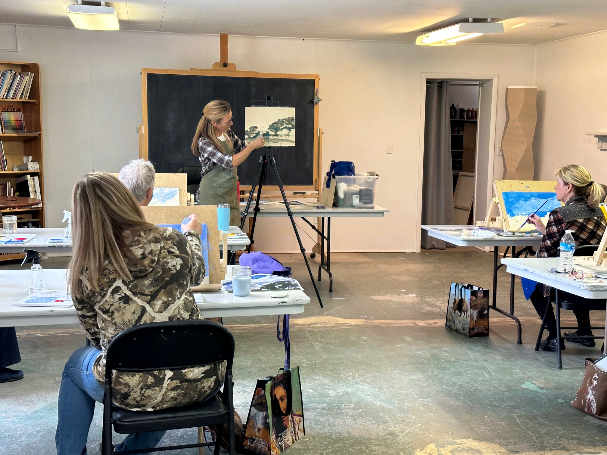 Stephanie Hartshorn leading her art workshop